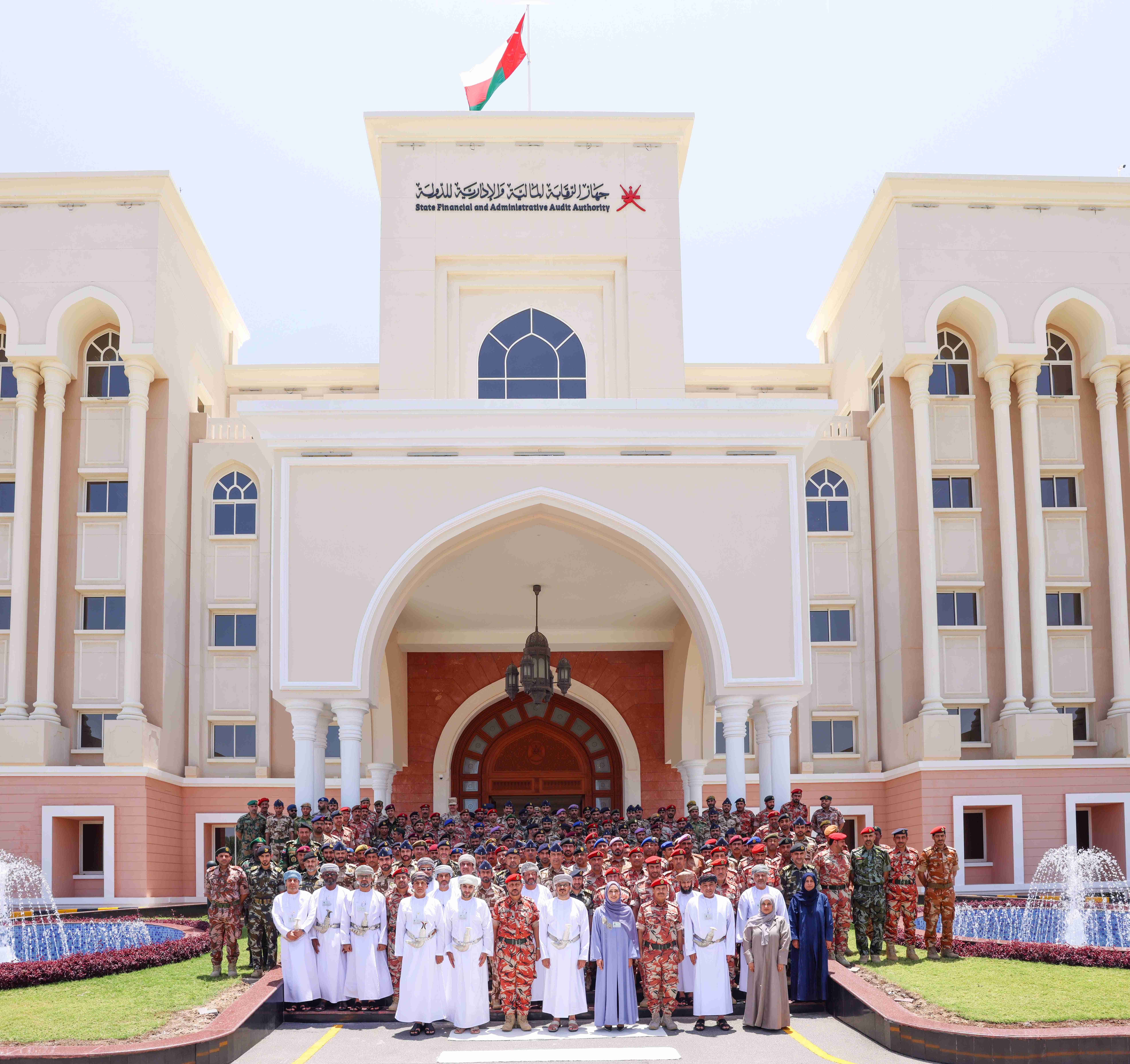 سعادة نائب رئيس الجهاز للرقابة على الوحدات الحكومية يستقبل منتسبي الدورة التاسعة والثلاثين بكلية القيادة والأركان