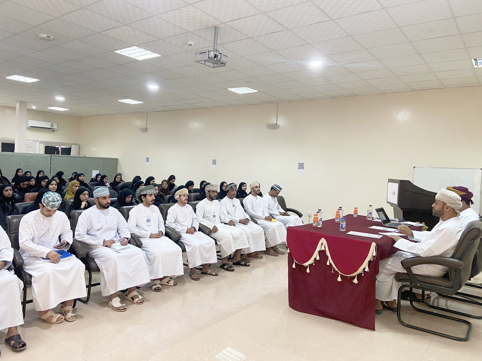 بهدف غرس قيم النزاهة ونشر الوعي لدى طلبة مؤسسات التعليم العالي
جهاز الرقابة ينفذ ندوة توعوية لجامعة التقنية بنزوى