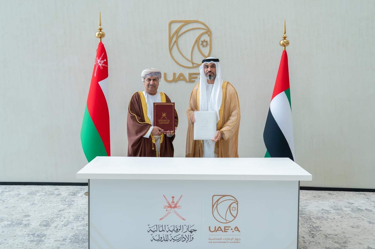 سلطنة عمان ودولة الإمارات العربية المتحدة توقعان مذكرة تفاهم لتعزيز التعاون بينهما في مجال الرقابة على المال العام ومكافحة الفساد