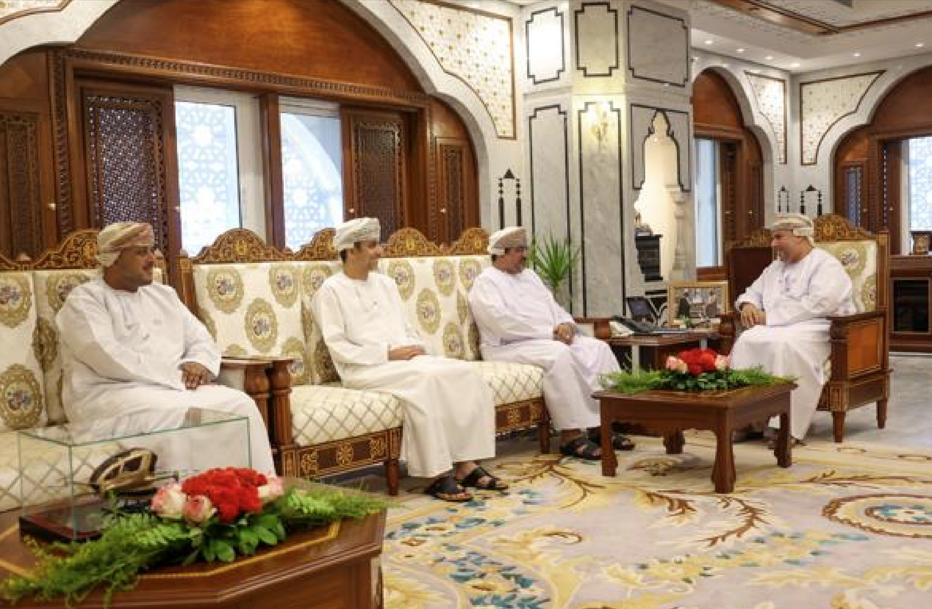 سعادة نائب رئيس الجهاز للرقابة على الوحدات الحكومية يلتقي بصاحب السمو محافظ ظفار الموقر